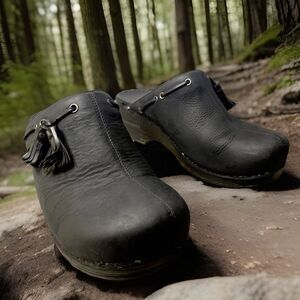 Dansko Women’s Leather Clogs Shoes Size 9-1/2 Black Tassels EUC No Torn Edges